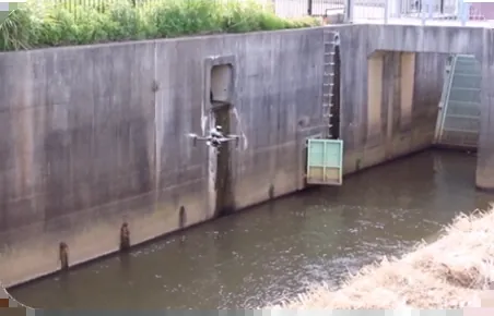 Concrete canal regulator structure with a gate controlling water flow